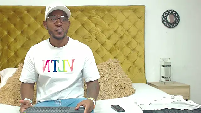 Snapshot of AndyCalifornia1 chatting on 09/15/25, 01:00 AndyCalifornia1 online show from 09/15/25, 01:00