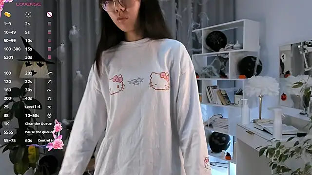 Snapshot of UdelaDodson chatting on 11/01/25, 02:24 UdelaDodson online show from 11/01/25, 02:24