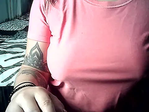 Snapshot of FallsForHerSmile chatting on 09/11/25, 12:11 FallsForHerSmile online show from 09/11/25, 12:11