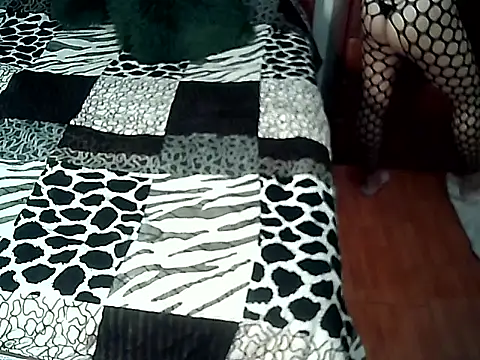 Snapshot of FallsForHerSmile chatting on 09/11/25, 03:23 FallsForHerSmile online show from 09/11/25, 03:23