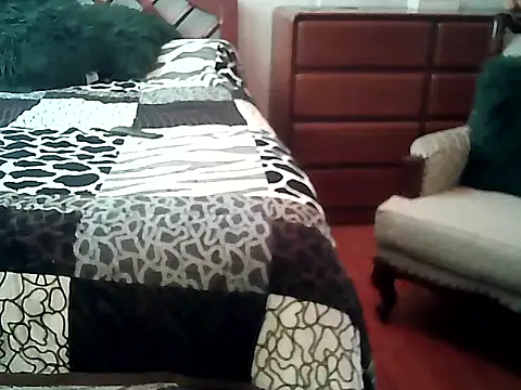 Snapshot of FallsForHerSmile chatting on 11/24/25, 04:18 FallsForHerSmile online show from 11/24/25, 04:18