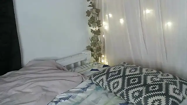 lishainparis18 online show from 10/07/25, 08:22