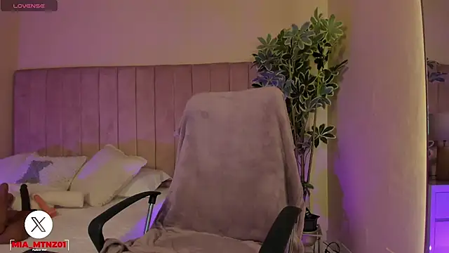 Snapshot of Mia_mtnz02 chatting on 11/25/25, 12:21 Mia mtnz02 online show from 11/25/25, 12:21