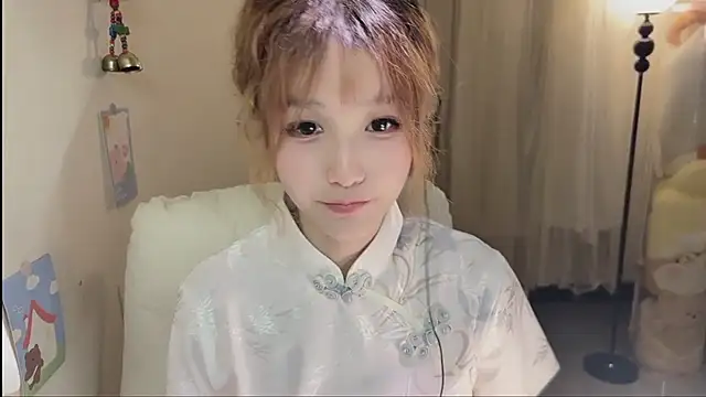 Snapshot of FuFu-puff chatting on 10/18/25, 12:06 FuFu-puff online show from 10/18/25, 12:06