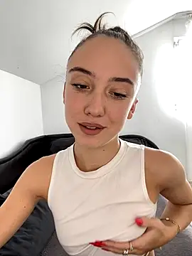 Snapshot of CristinaSww chatting on 10/20/25, 01:11 CristinaSww online show from 10/20/25, 01:11