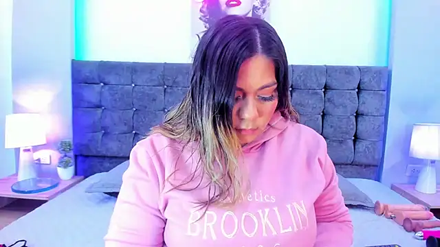 isabella horney  online show from 12/17/25, 07:53