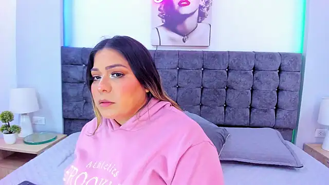 isabella horney  online show from 12/22/25, 07:33