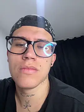 Snapshot of Kurtxxx22 chatting on 11/09/25, 01:04 Kurtxxx22 online show from 11/09/25, 01:04