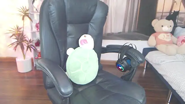 Snapshot of Suzie_Wet_Cave chatting on 09/25/25, 11:47 Suzie Wet Cave online show from 09/25/25, 11:47