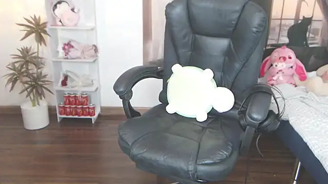 Snapshot of Suzie_Wet_Cave chatting on 09/27/25, 12:54 Suzie Wet Cave online show from 09/27/25, 12:54