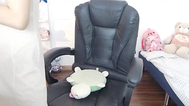 Snapshot of Suzie_Wet_Cave chatting on 10/01/25, 12:33 Suzie Wet Cave online show from 10/01/25, 12:33