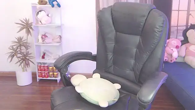 Snapshot of Suzie_Wet_Cave chatting on 10/12/25, 08:24 Suzie Wet Cave online show from 10/12/25, 08:24