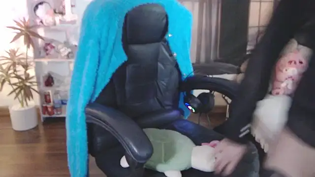 Snapshot of Suzie_Wet_Cave chatting on 10/24/25, 12:01 Suzie Wet Cave online show from 10/24/25, 12:01