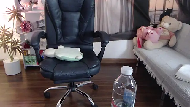 Snapshot of Suzie_Wet_Cave chatting on 10/27/25, 11:58 Suzie Wet Cave online show from 10/27/25, 11:58