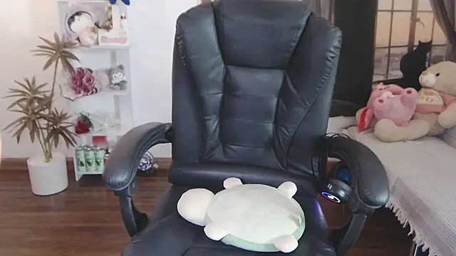 Snapshot of Suzie_Wet_Cave chatting on 10/28/25, 11:36 Suzie Wet Cave online show from 10/28/25, 11:36