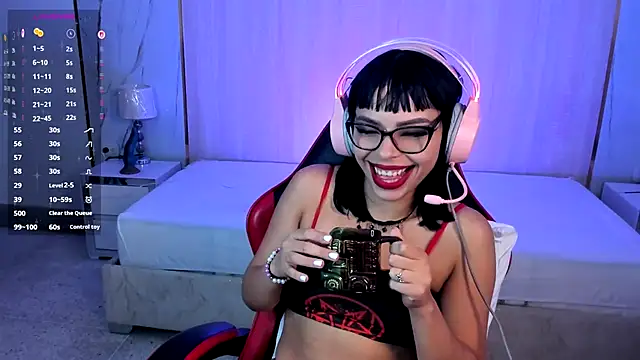 Snapshot of Nyveth chatting on 11/10/25, 05:17 Nyveth online show from 11/10/25, 05:17