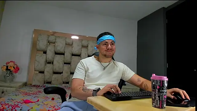 Snapshot of BrunoWalkerr chatting on 09/14/25, 01:10 BrunoWalkerr online show from 09/14/25, 01:10
