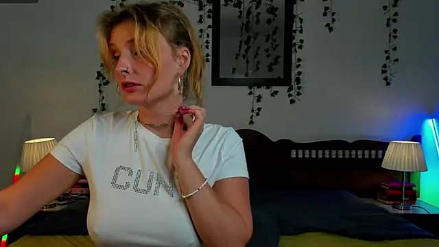 Snapshot of Ariana_Spring chatting on 09/10/25, 02:17 Ariana Spring online show from 09/10/25, 02:17