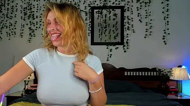 Snapshot of Ariana_Spring chatting on 09/24/25, 01:36 Ariana Spring online show from 09/24/25, 01:36