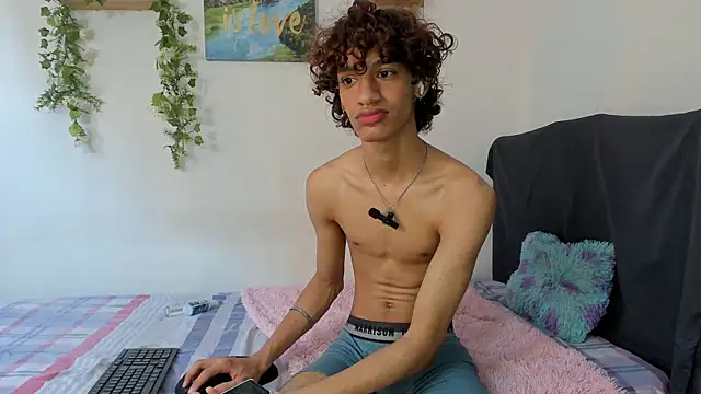 Snapshot of Peterfrost19 chatting on 09/10/25, 04:18 Peterfrost19 online show from 09/10/25, 04:18