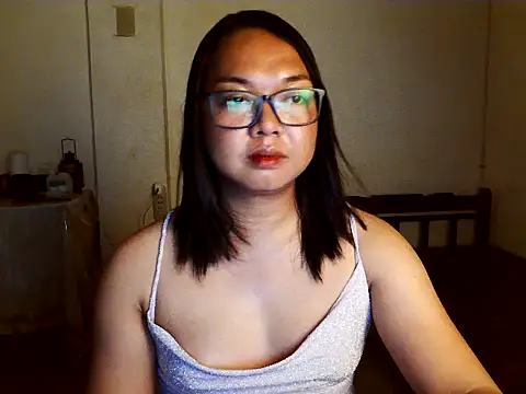 Snapshot of Trishme chatting on 10/15/25, 03:45 Trishme online show from 10/15/25, 03:45