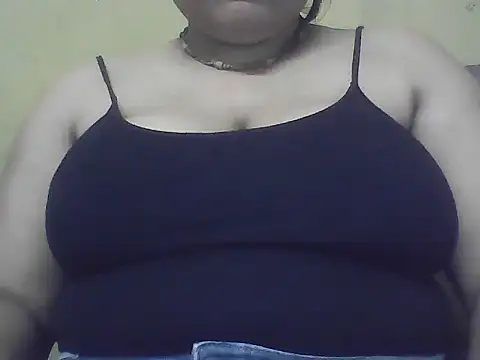 Snapshot of bloomblush chatting on 11/12/25, 04:35 bloomblush online show from 11/12/25, 04:35