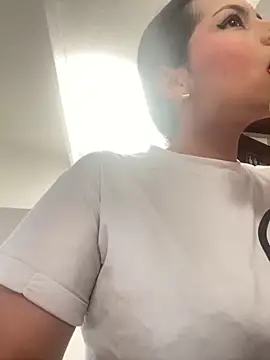 Snapshot of Mia_garcia28 chatting on 11/18/25, 08:02 Mia garcia28 online show from 11/18/25, 08:02