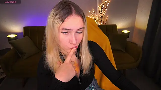 LilElfie online show from 11/05/25, 01:44