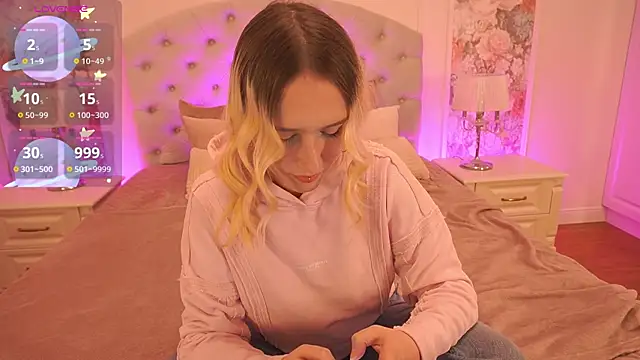 LilElfie online show from 12/16/25, 10:48