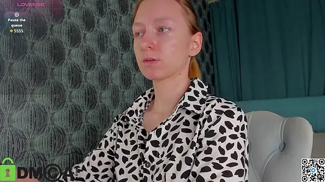 Mia E1fie online show from 11/06/25, 09:32