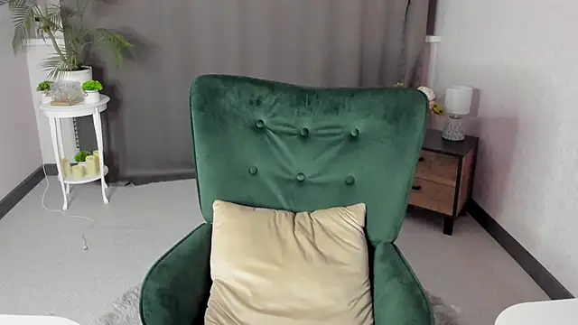 Snapshot of cute_luucy chatting on 01/19/26, 04:05 cute luucy online show from 01/19/26, 04:05