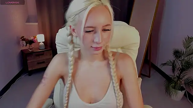 Snapshot of cute_luucy chatting on 02/28/26, 04:02 cute luucy online show from 02/28/26, 04:02