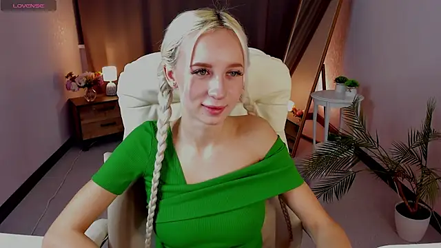 Snapshot of cute_luucy chatting on 03/18/26, 03:42 cute luucy online show from 03/18/26, 03:42