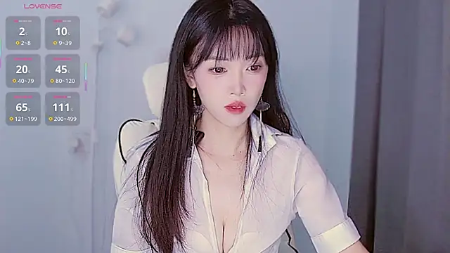 Snapshot of XiaoNana_ chatting on 10/25/25, 01:24 XiaoNana online show from 10/25/25, 01:24