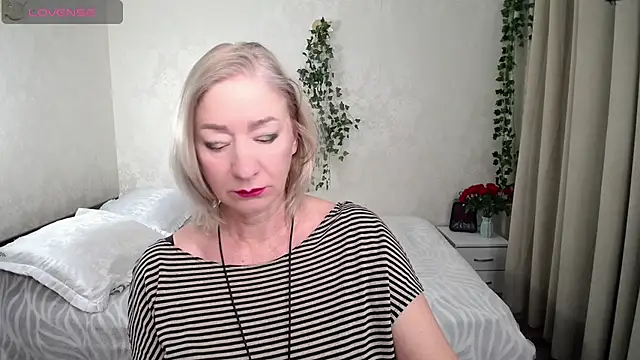 Snapshot of hunters_woman chatting on 11/29/25, 10:35 hunters woman online show from 11/29/25, 10:35