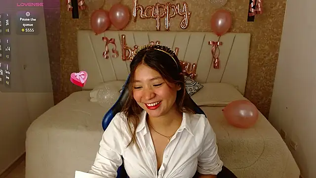 Snapshot of little_annee chatting on 09/27/25, 01:54 little annee online show from 09/27/25, 01:54