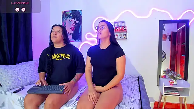 Snapshot of Dilan_and_Mia chatting on 09/18/25, 10:01 Dilan and Mia online show from 09/18/25, 10:01