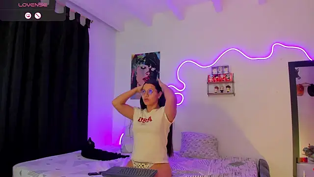 Snapshot of Dilan_and_Mia chatting on 09/20/25, 12:00 Dilan and Mia online show from 09/20/25, 12:00