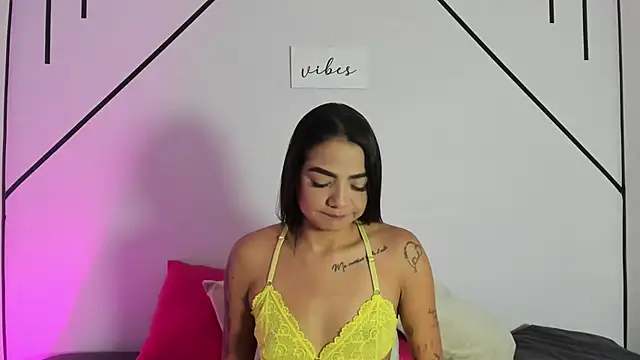 Snapshot of MiahCornell_ chatting on 10/10/25, 07:24 MiahCornell online show from 10/10/25, 07:24