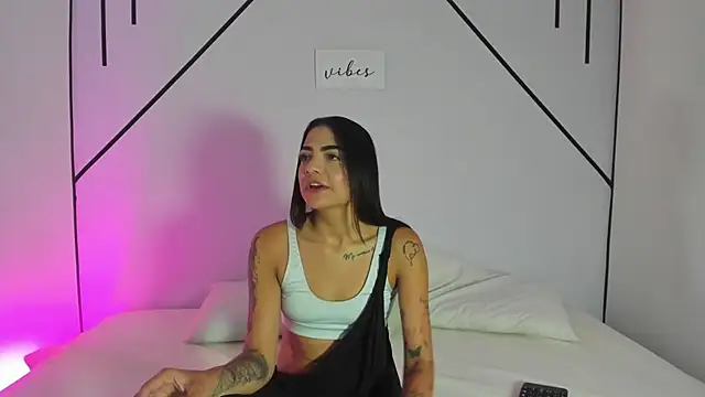 Snapshot of MiahCornell_ chatting on 10/21/25, 07:58 MiahCornell online show from 10/21/25, 07:58