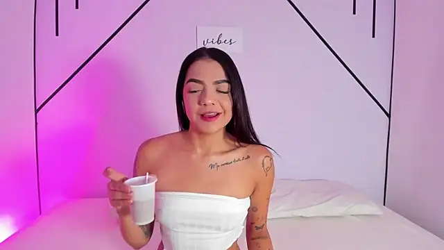 Snapshot of MiahCornell_ chatting on 10/22/25, 07:24 MiahCornell online show from 10/22/25, 07:24