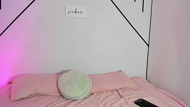 Snapshot of MiahCornell_ chatting on 10/27/25, 07:40 MiahCornell online show from 10/27/25, 07:40