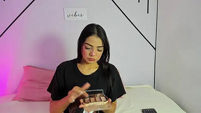 Snapshot of MiahCornell_ chatting on 10/28/25, 06:43 MiahCornell online show from 10/28/25, 06:43