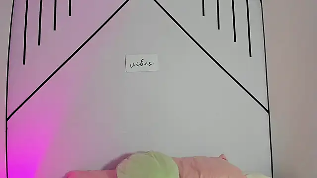 Snapshot of MiahCornell_ chatting on 10/29/25, 07:59 MiahCornell online show from 10/29/25, 07:59