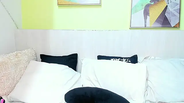 Snapshot of MiahCornell_ chatting on 11/23/25, 12:27 MiahCornell online show from 11/23/25, 12:27