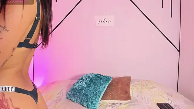 Snapshot of MiahCornell_ chatting on 11/26/25, 08:43 MiahCornell online show from 11/26/25, 08:43