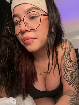 Snapshot of Liz_rogers_x chatting on 12/04/25, 01:15 Liz rogers x online show from 12/04/25, 01:15