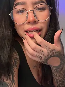 Snapshot of Liz_rogers_x chatting on 12/05/25, 04:10 Liz rogers x online show from 12/05/25, 04:10