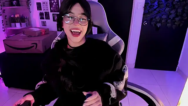 Snapshot of Liz_rogers_x chatting on 12/18/25, 01:44 Liz rogers x online show from 12/18/25, 01:44