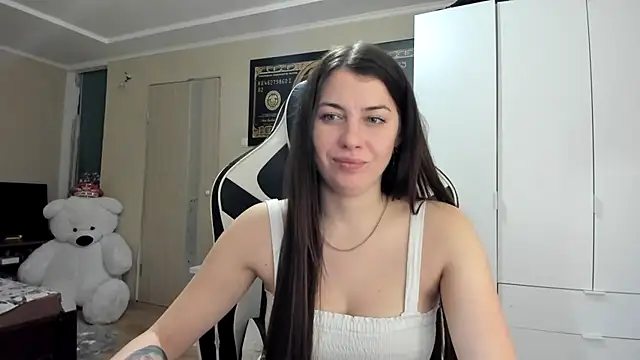 Snapshot of EmiLovsi chatting on 10/13/25, 07:36 EmiLovsi online show from 10/13/25, 07:36